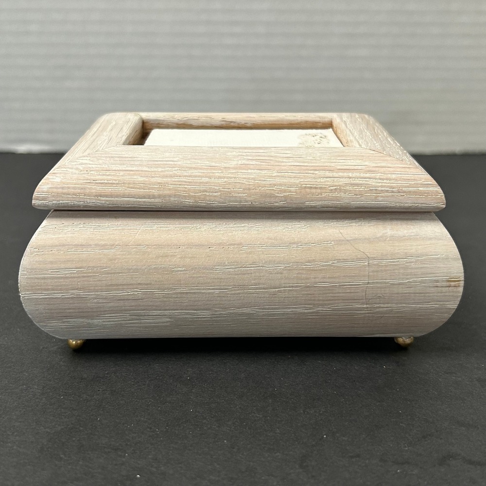 Sankyo Music Box Tan Good Wood Memory Cats Photo Frame Lid Pickled Oak